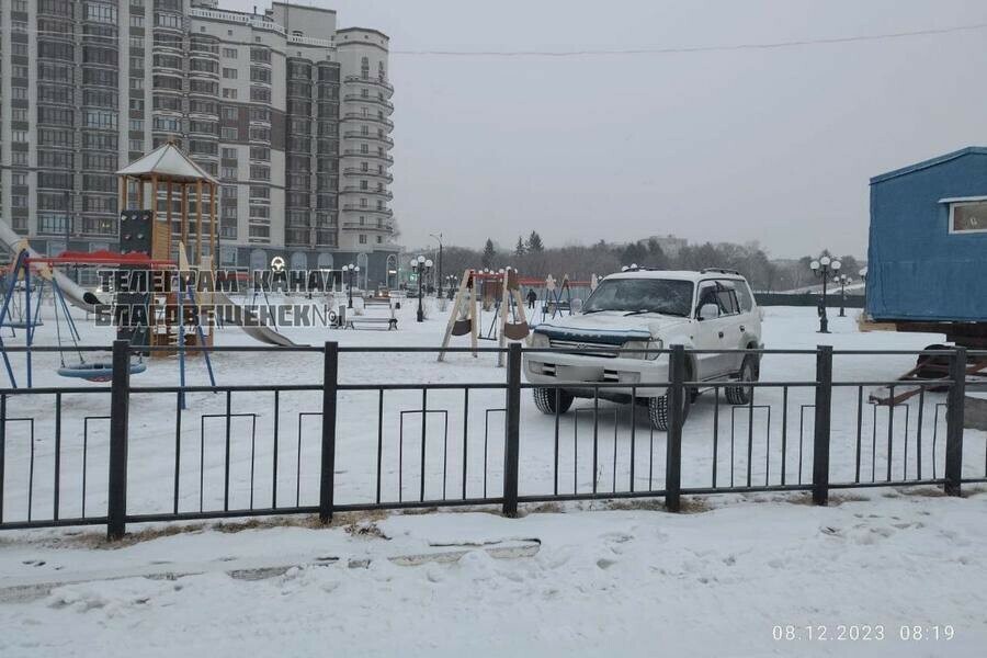 Припаркованную машину со спецразрешением заметили на детской площадке в Благовещенске видео 