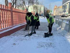 На борьбу с последствиями снегопада вышли благовещенские студенты фото 