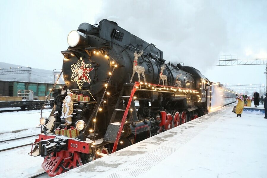 Тында встретила поезд Деда Мороза и получила от него подарок