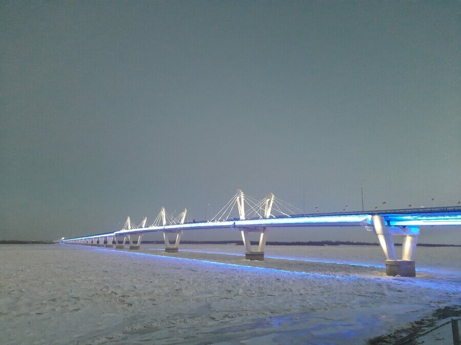 На новом мосту через Зею в Благовещенске на выходных заметили активное движение