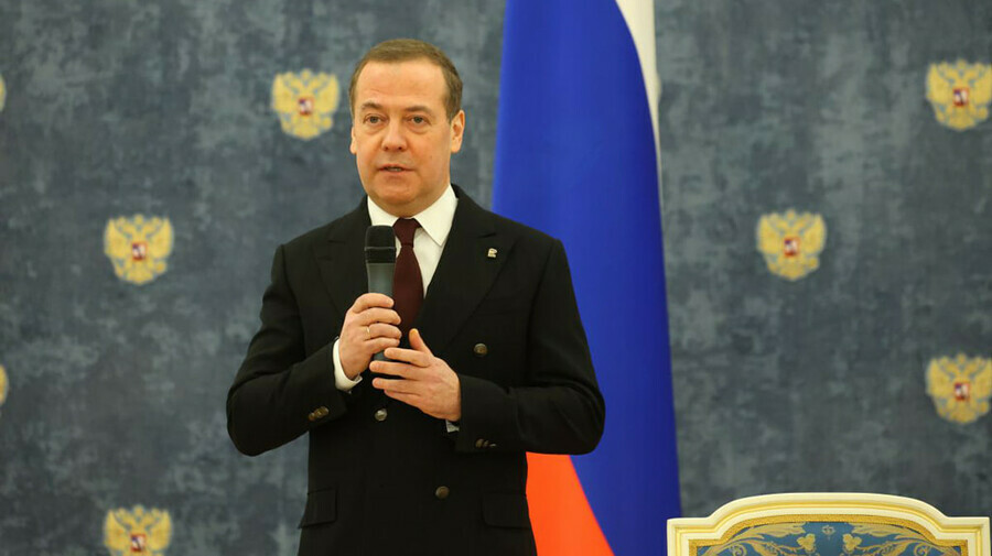 Точечные изменения в Конституцию анонсировал Медведев