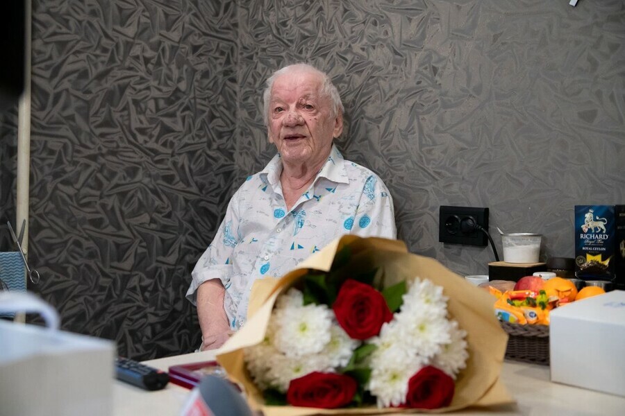 В Благовещенске вручили почетный знак рожденному в блокадном Ленинграде ветерану