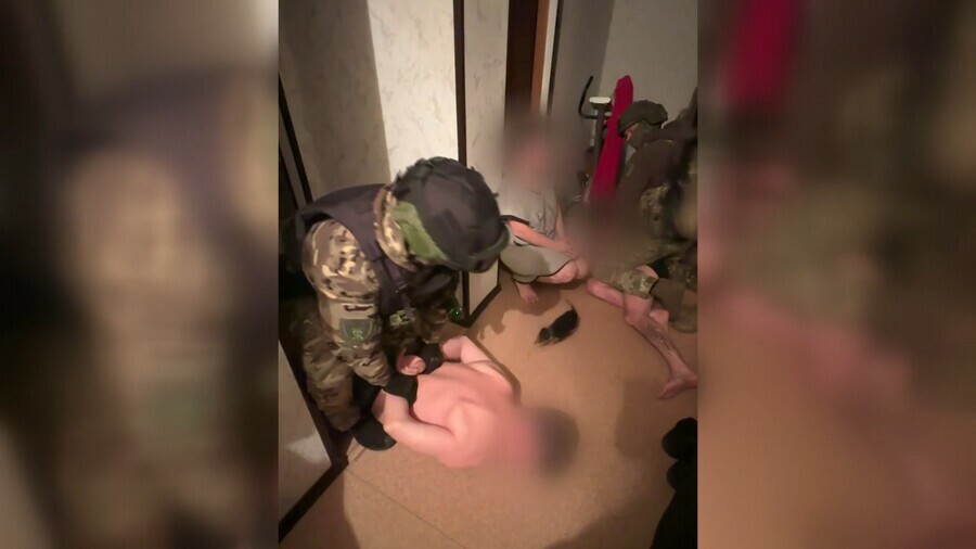 Всем лежать Руки за спину В Благовещенске задержаны участники семейной ОПГ оперативное видео