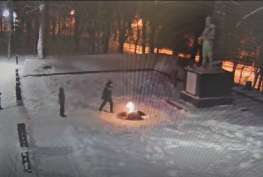 Подростков потушивших Вечный огонь депортируют из России вместе с родителями видео