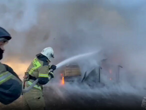 Гостевой домик сгорел около кафе в Белогорске видео