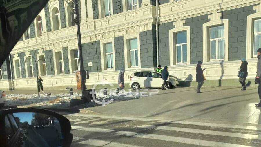 Странное и загадочное ДТП в здание благовещенской мэрии врезалась машина фото видео