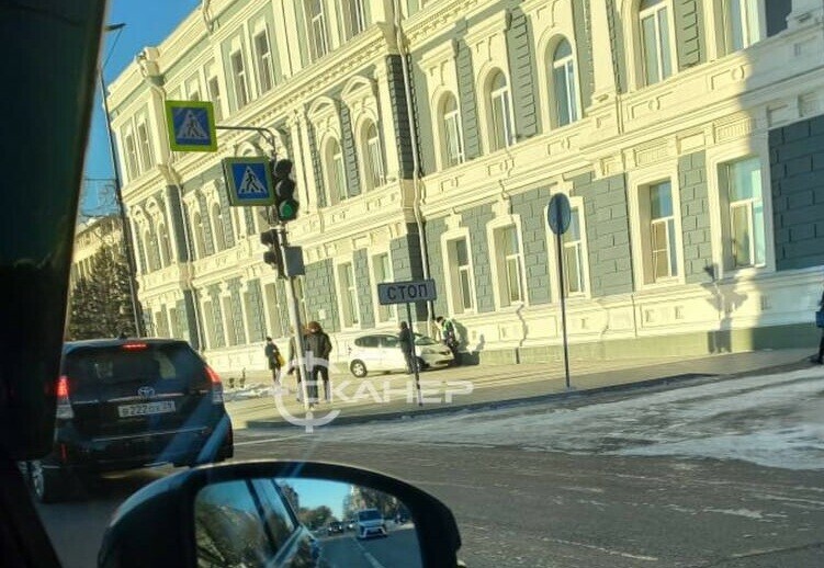 Стало известно что привело к странному ДТП где иномарка пролетела с парковки и врезалась в здание благовещенской мэрии