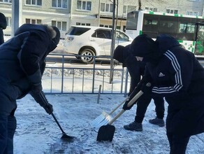 Молодые ребята несмотря на мороз делают Благовещенск чище фото 