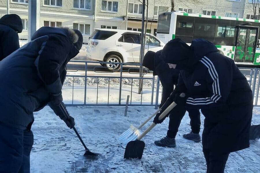 Молодые ребята несмотря на мороз делают Благовещенск чище фото 