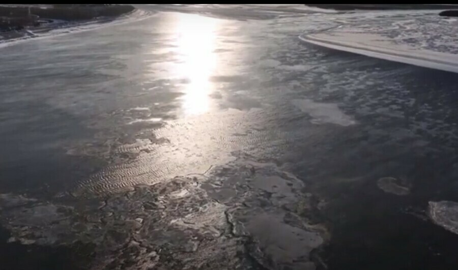 Река Сунгари в районе впадения в Амур никак не замерзнет Стала известна причина видео