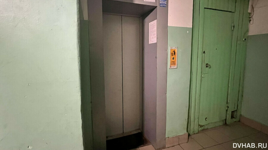 Дальневосточник упал шахту лифта когда его доставал лифтер