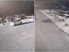 Обогнула здание и пронеслась по газону появилось видео момента ДТП где машина врезалась в здание благовещенской мэрии