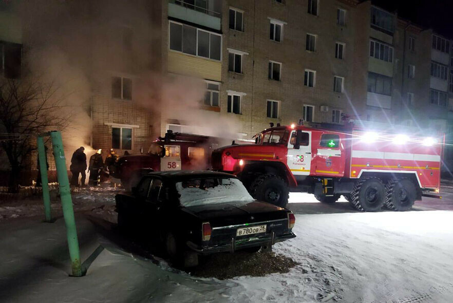 В подвале жилого дома в Райчихинске возник сильный пожар Женщине понадобилась помощь