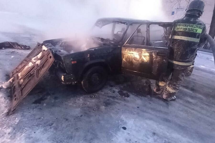 В Приамурье плиткой подогревали авто и оно сгорело 