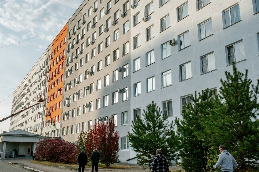 Одно из самых крупных зданий Благовещенска построенное в советский период получило новый фасад фото 
