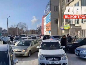 Люди на большой парковке у магазина в Благовещенске оказались заблокированы изза ДТП фото 