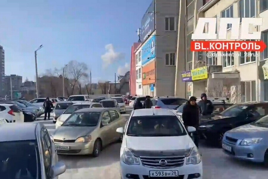 Люди на большой парковке у магазина в Благовещенске оказались заблокированы изза ДТП фото 