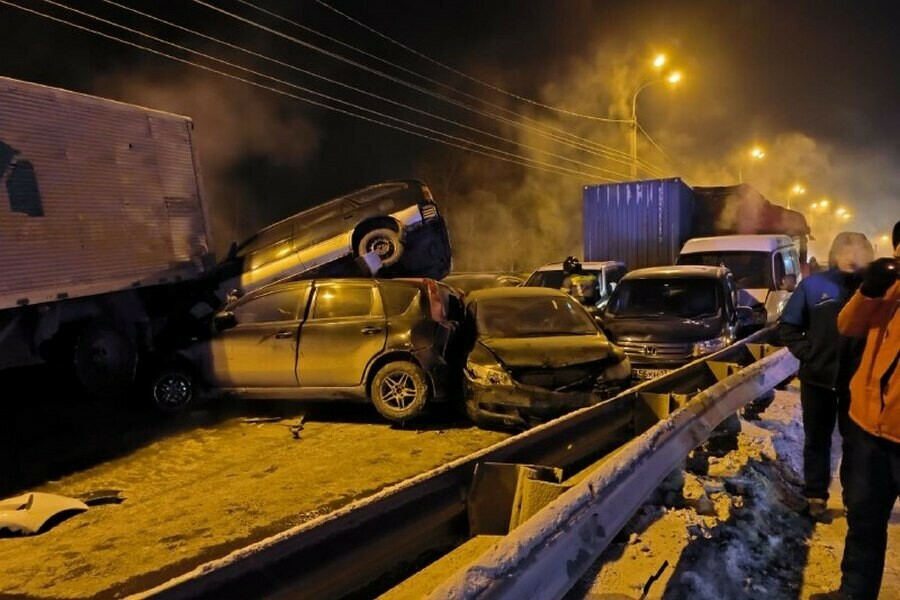 Жуткое массовое ДТП с участием 18 машин произошло в Иркутской области фото
