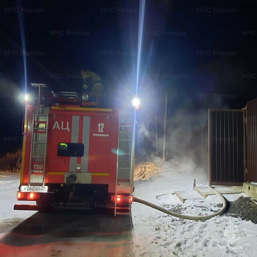 В Моховой Пади пожар тушили двумя пожарными машинами