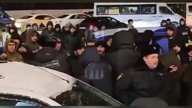 В Москве более 80 мигрантов напали на полицию Последним пришлось стрелять