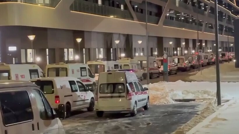 В Москве у инфекционных больниц выстроились очереди из скорых Врачи не успевают выезжать к больным