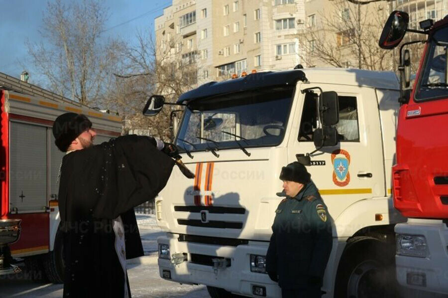 На бога надейся а сам не плошай на освященных машинах будут тушить огонь амурские пожарные 