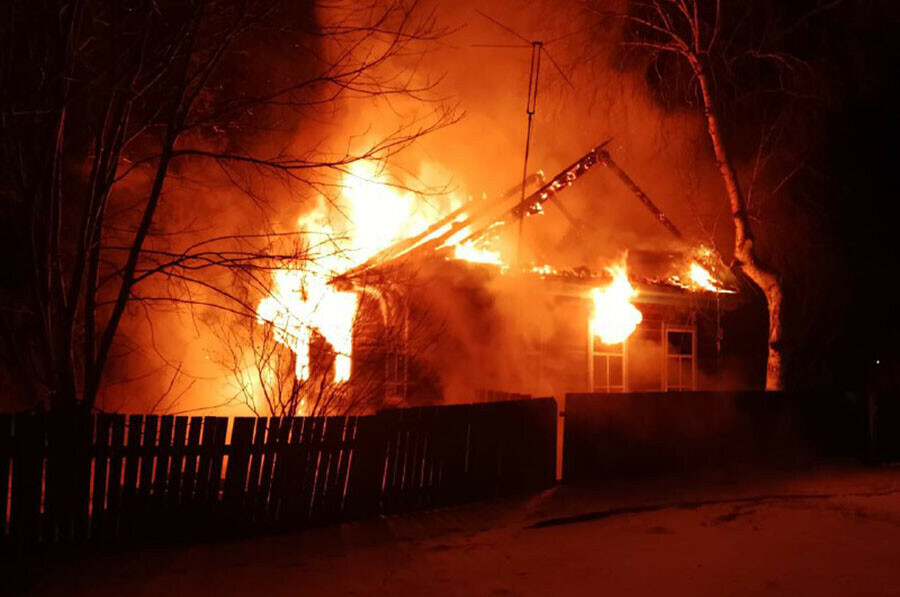 Двое детей и взрослые пострадали на пожаре в Амурской области