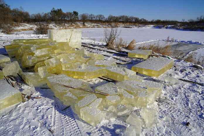 В Свободном считают что заготовки для ледового городка разрушило землетрясение