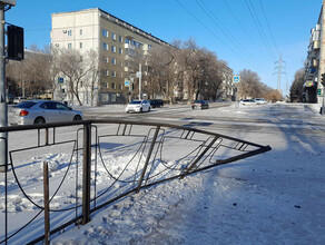 Виновнику ночного ДТП придется заплатить за поврежденные леера в центре Благовещенска 