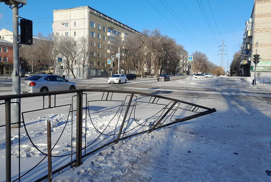 Виновнику ночного ДТП придется заплатить за поврежденные леера в центре Благовещенска 