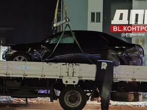 Ночью в центре Благовещенска автомобилист снес чужие машины леерные ограждения и знаки фото
