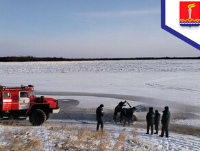 На реке Зее в Приамурье машина провалилась под еще не окрепший лед