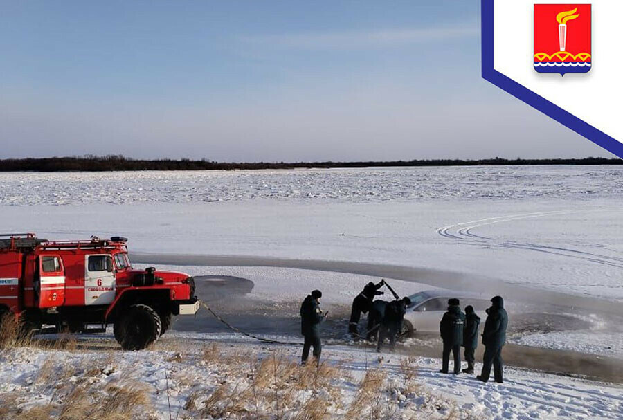 На реке Зее в Приамурье машина провалилась под еще не окрепший лед