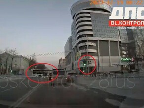 В Благовещенске водитель пассажирского автобуса грубо нарушил ПДД видео