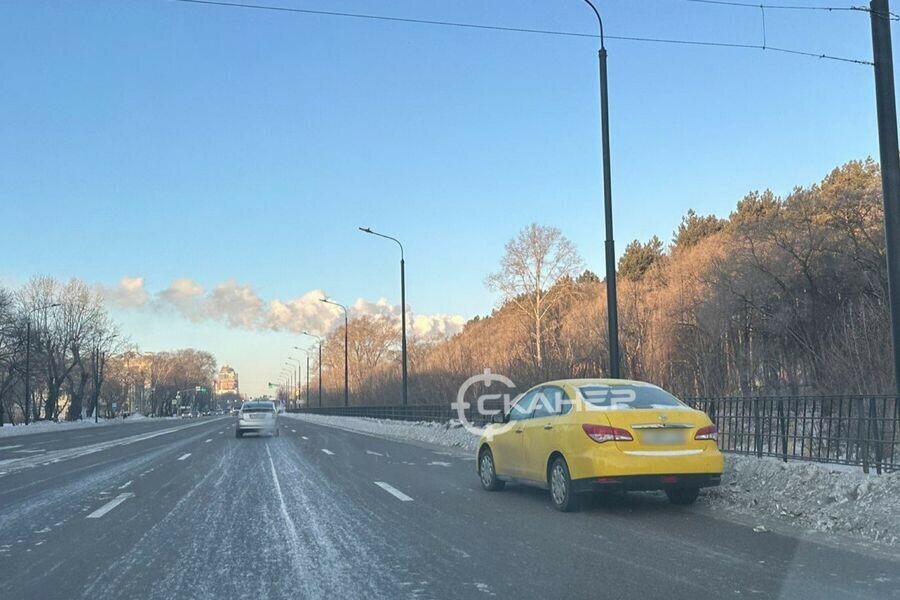 Оставленная на дороге в центре города машина беспокоит благовещенцев фото 