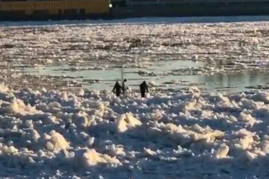 На Амуре в Благовещенске дети ходят по неокрепшему льду видео