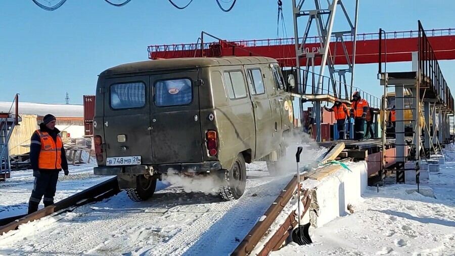 Из Благовещенска выехал поезд груженный автомобилями для бойцов в зоне СВО видео