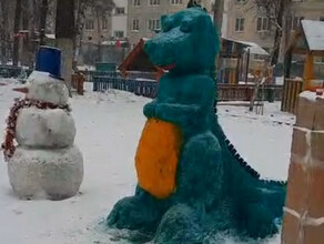 В детском саду Благовещенска поселился двухметровый динозавр видео