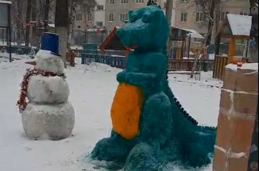 В детском саду Благовещенска поселился двухметровый динозавр видео