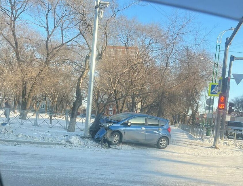 Водителю который спровоцировал в Благовещенске ДТП с пострадавшими предъявят счет за порчу столба и ограждения видео