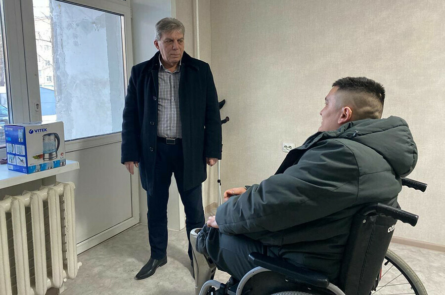Участник СВО из числа детейсирот оставшийся без ног получил в Белогорске квартиру фото