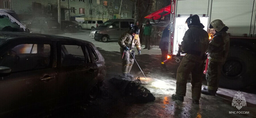 В Благовещенске ночью на парковке сгорели автомобили