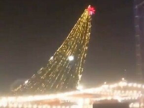Первый пошел ветер повалил новогоднюю елку на площади 