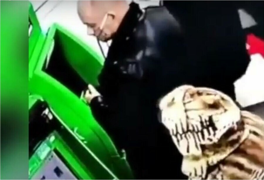 Благовещенская полиция разыскивает лысого мужчину забравшего из банкомата деньги пенсионерки видео