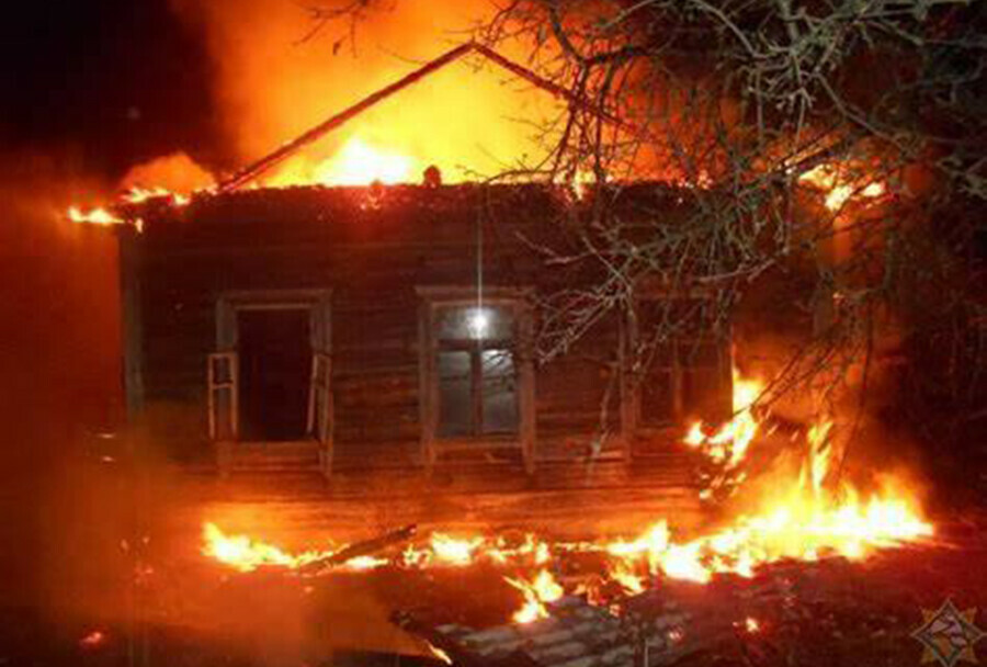 Женщина  в коме у ребенка ожоги страшный пожар уничтожил жилой дом в Амурской области