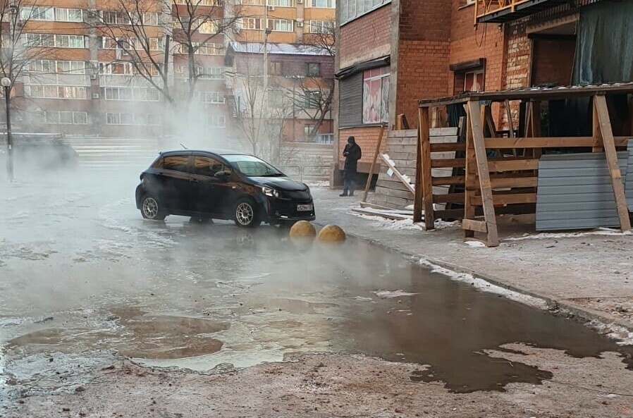 На улице каток машины примерзли серьезный порыв произошел в Благовещенске фото видео