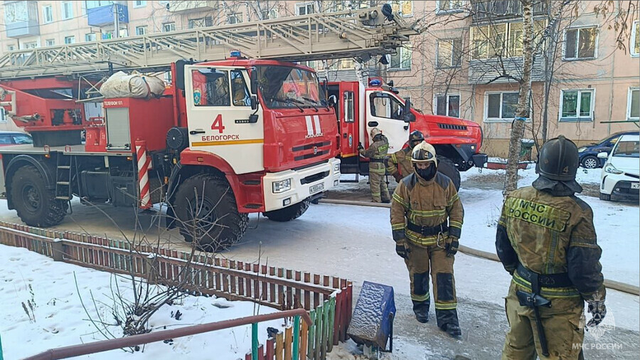 На пожаре в Белогорске спасено три человека