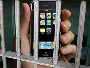 По новым законам за передачу телефонов заключенным можно самому угодить в колонию