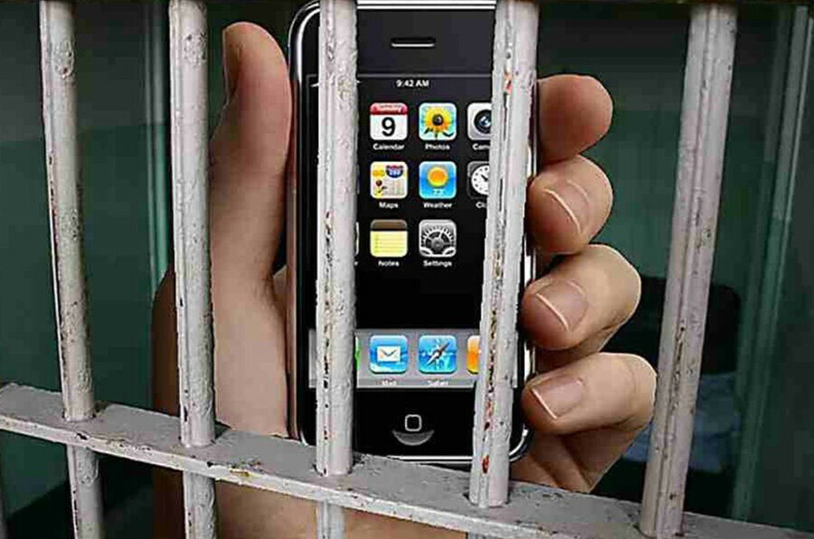 По новым законам за передачу телефонов заключенным можно самому угодить в колонию