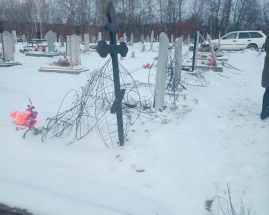 Происшествие на кладбище в Архаре Повреждены 14  мест захоронений
